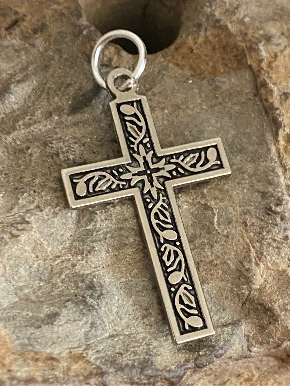 5/$10❤️❤️❤️Vintage Scroll Cross Pendant